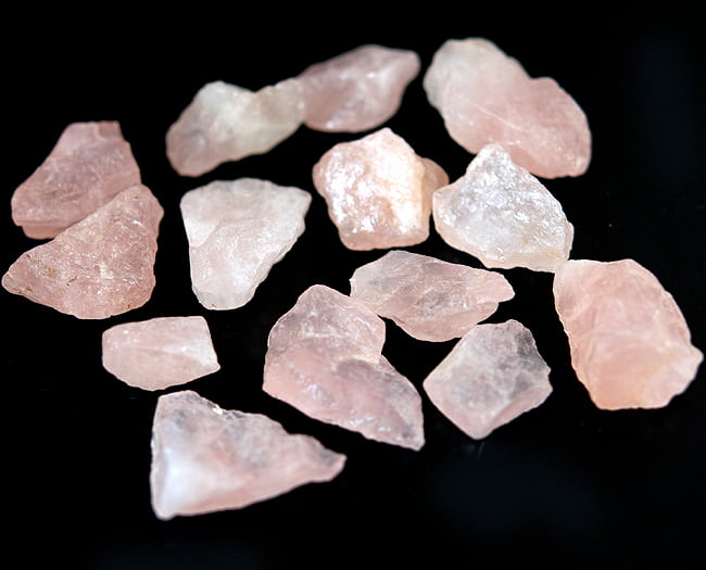 ローズ クオーツの原石[50g]の写真1枚目です。写真では複数個が写っていますが、お届けするのは一個の注文につき、50ｇです宝石の原石,宝石,パワーストーン,クオーツ、ローズクオーツ、ピンク水晶,水晶,紅水晶