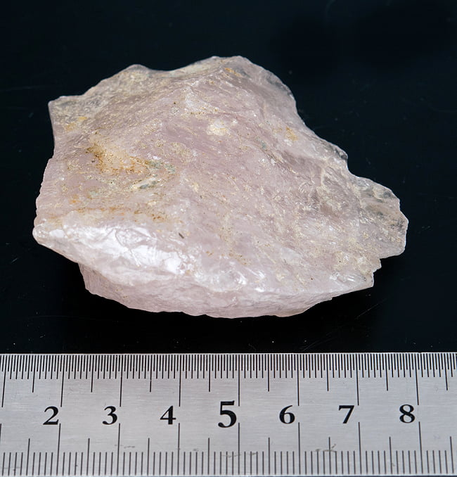 ローズ クオーツの原石[114g] 6 - サイズ比較のために定規と一緒に撮影しました