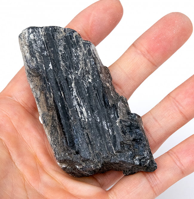 ブラック トルマリンの原石[174g] 6 - サイズ比較のために手に持ってみました