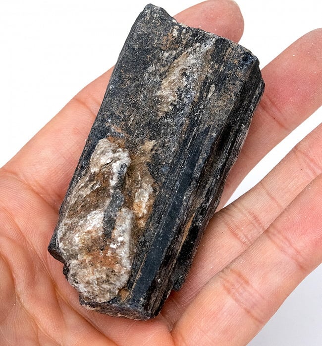 ブラック トルマリンの原石[154g] 5 - サイズ比較のために手に持ってみました