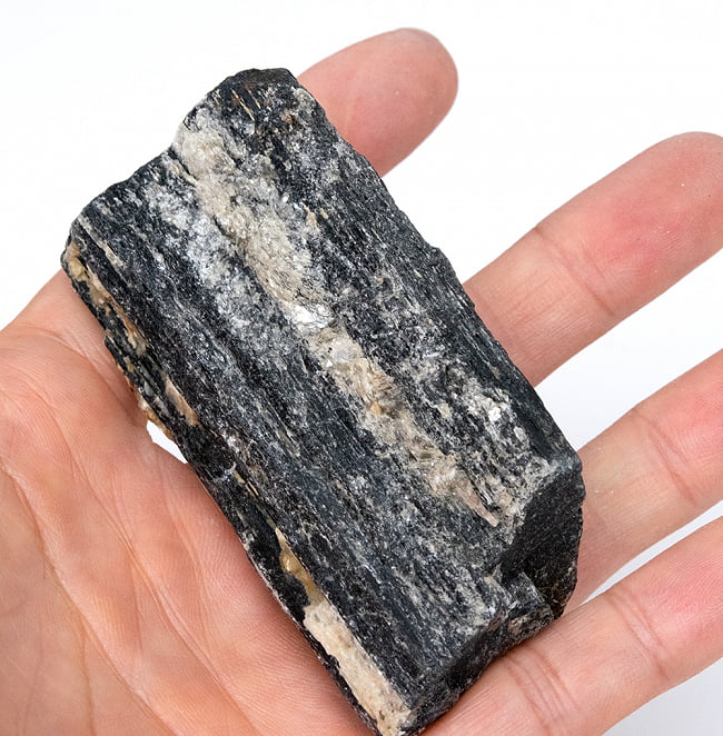 ブラック トルマリンの原石[146g] 5 - サイズ比較のために手に持ってみました