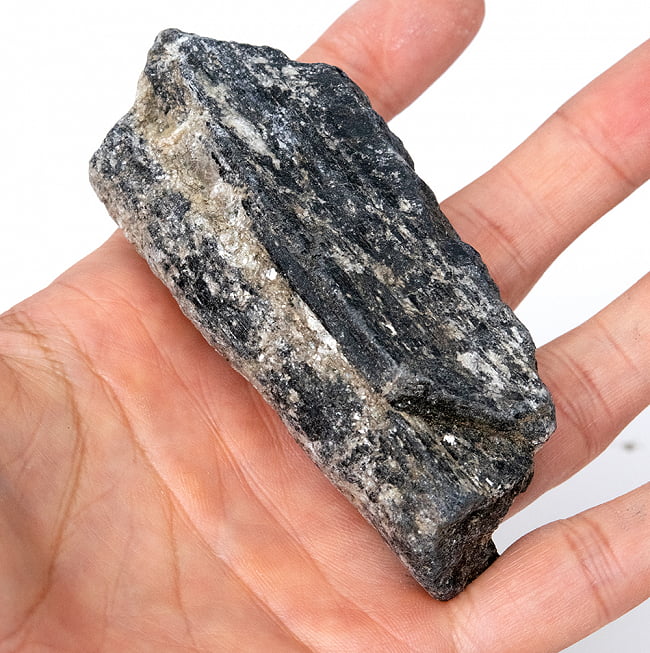 ブラック トルマリンの原石[50-100gの石 5個セット 計:670g] 4 - サイズ比較のために手に持ってみました