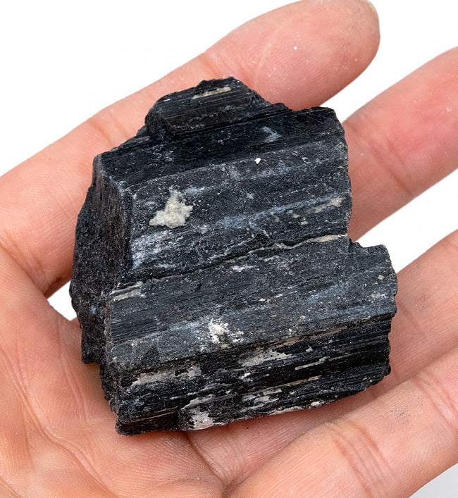 ブラック トルマリンの原石[50-100gの石 5個セット 計:670g] 5 - サイズ比較のために手に持ってみました
