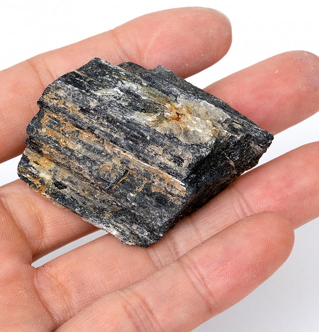 ブラック トルマリンの原石[100g-150gの石 7個セット 計:537g] 5 - サイズ比較のために手に持ってみました