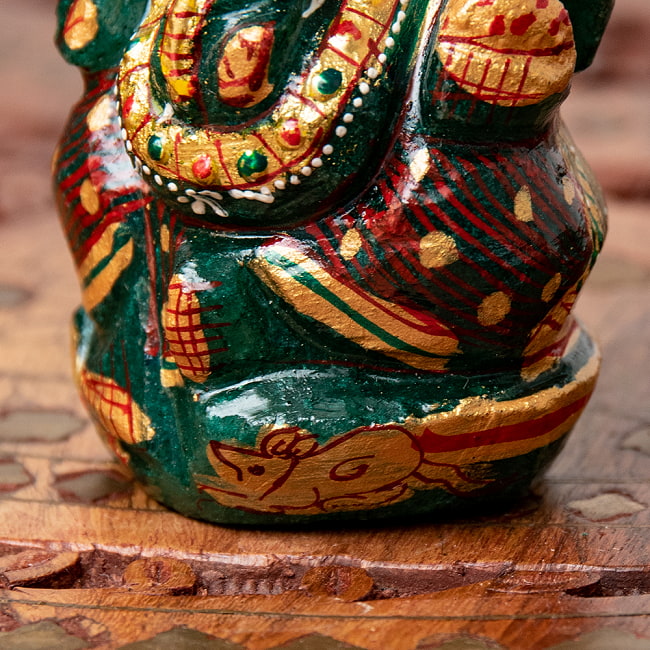 【一点物】手彫りのマルガジ・ガネーシャ（インド翡翠） - 約119g 4 - 膝周りには、ガネーシャの乗り物であるネズミがさり気なく描かれています。
