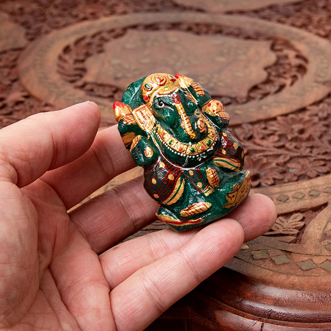 【一点物】手彫りのマルガジ・ガネーシャ（インド翡翠） - 約119g 7 - 手に取るとこれくらいのサイズ感です。
