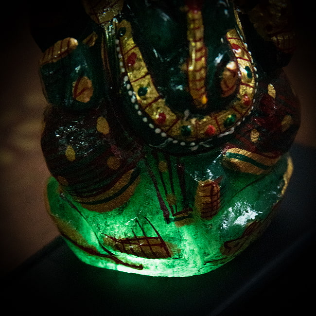 【一点物】手彫りのマルガジ・ガネーシャ（インド翡翠） - 約119g 8 - 強い光を当てると透過する様子が見て取れます。