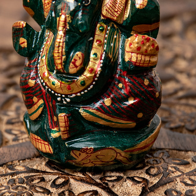 【一点物】手彫りのマルガジ・ガネーシャ（インド翡翠） - 約174g 4 - 膝周りには、ガネーシャの乗り物であるネズミがさり気なく描かれています。