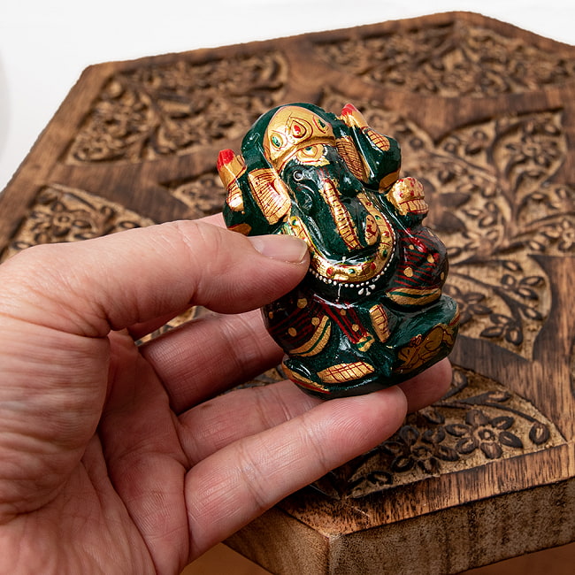 【一点物】手彫りのマルガジ・ガネーシャ（インド翡翠） - 約174g 7 - 手に取るとこれくらいのサイズ感です。