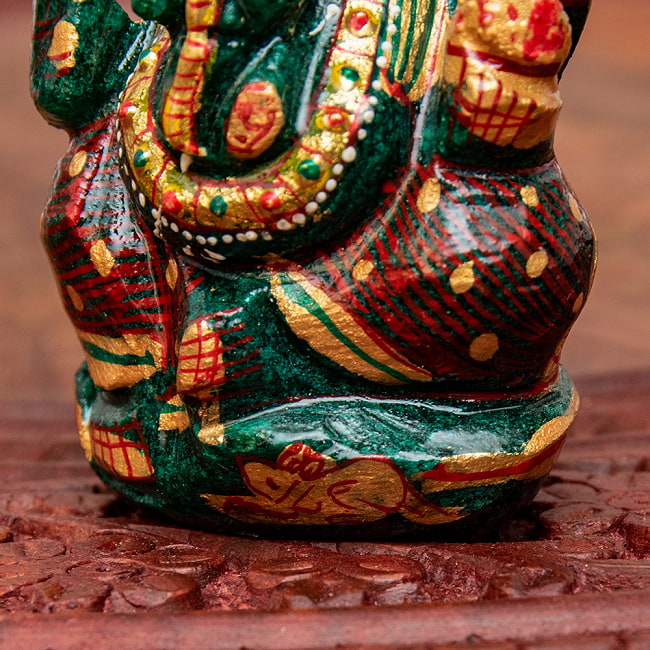 【一点物】手彫りのマルガジ・ガネーシャ（インド翡翠） - 約153g 4 - 膝周りには、ガネーシャの乗り物であるネズミがさり気なく描かれています。