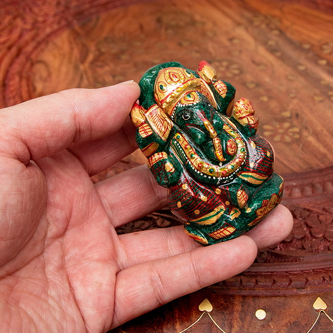 【一点物】手彫りのマルガジ・ガネーシャ（インド翡翠） - 約153g 7 - 手に取るとこれくらいのサイズ感です。