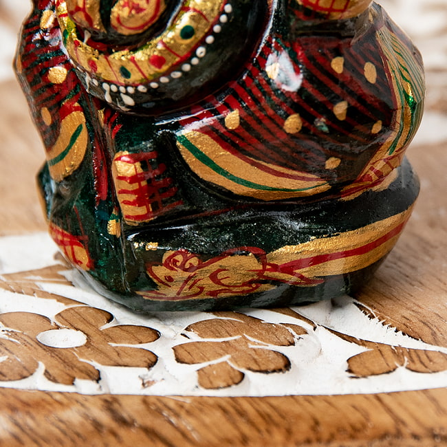 【一点物】手彫りのマルガジ・ガネーシャ（インド翡翠） - 約163g 4 - 膝周りには、ガネーシャの乗り物であるネズミがさり気なく描かれています。