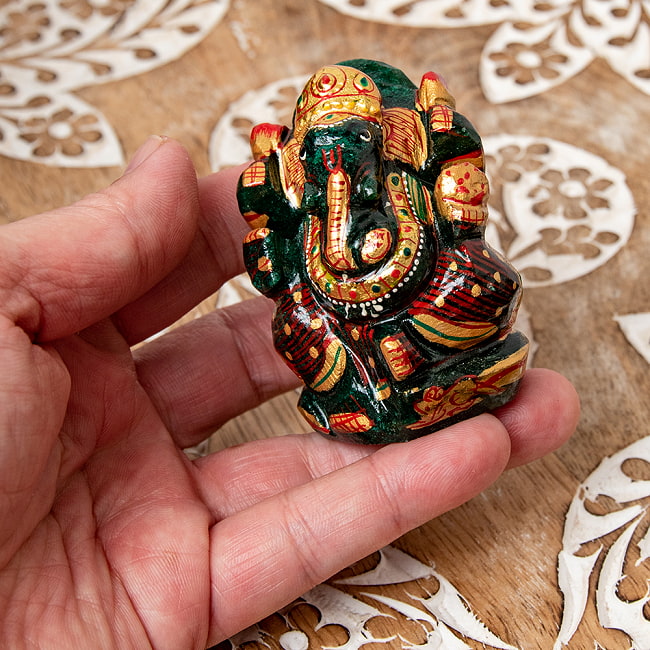 【一点物】手彫りのマルガジ・ガネーシャ（インド翡翠） - 約163g 7 - 手に取るとこれくらいのサイズ感です。