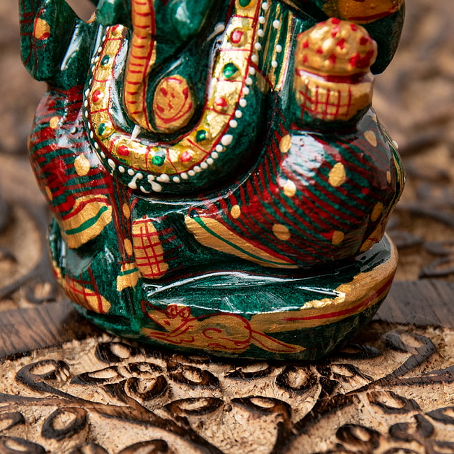 【一点物】手彫りのマルガジ・ガネーシャ（インド翡翠） - 約168g 4 - 膝周りには、ガネーシャの乗り物であるネズミがさり気なく描かれています。