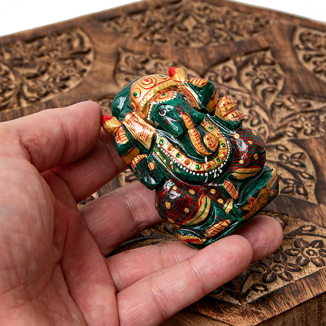 【一点物】手彫りのマルガジ・ガネーシャ（インド翡翠） - 約168g 7 - 手に取るとこれくらいのサイズ感です。