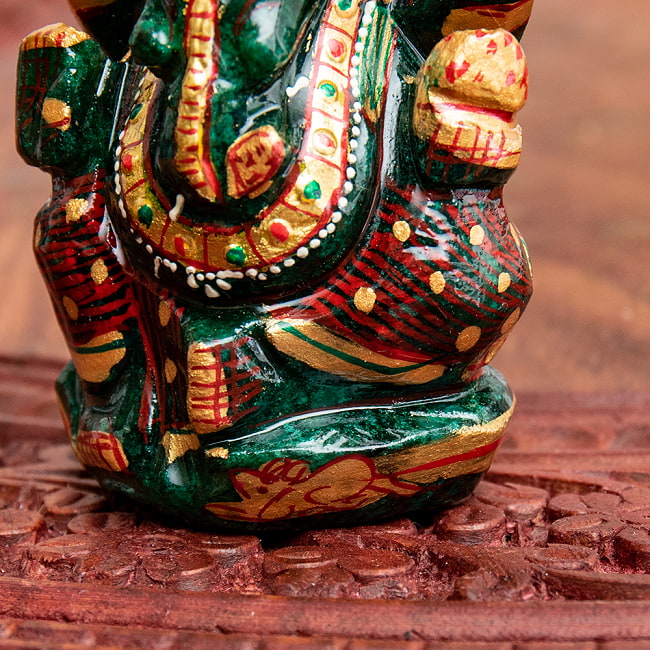 【一点物】手彫りのマルガジ・ガネーシャ（インド翡翠） - 約168g 4 - 膝周りには、ガネーシャの乗り物であるネズミがさり気なく描かれています。