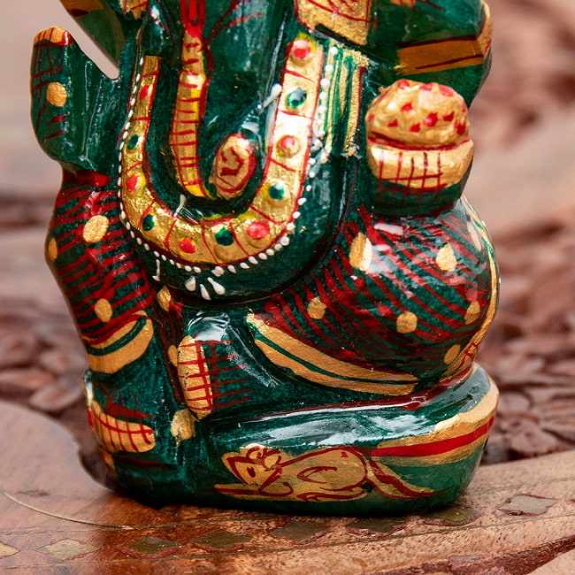 【一点物】手彫りのマルガジ・ガネーシャ（インド翡翠） - 約148g 4 - 膝周りには、ガネーシャの乗り物であるネズミがさり気なく描かれています。