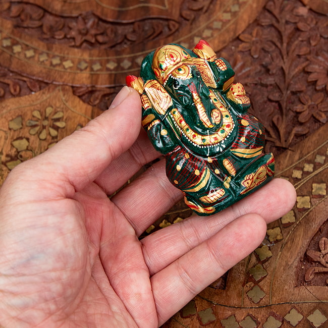 【一点物】手彫りのマルガジ・ガネーシャ（インド翡翠） - 約148g 7 - 手に取るとこれくらいのサイズ感です。
