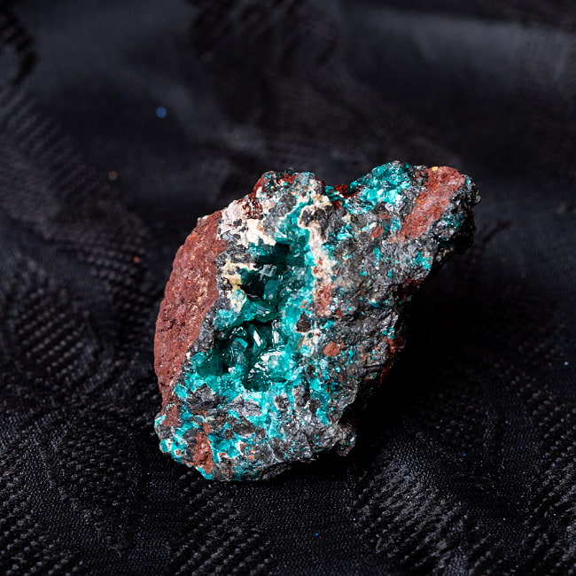 〔一点物〕ダイオプテーズ　翠銅鉱　原石　天然石　コンゴ産〔53g〕の写真Dioptase,原石,天然石,ハートチャクラ,パワーストーン,タロットカード,オラクルカード,浄化,エメラルドグリーン,クリスタル