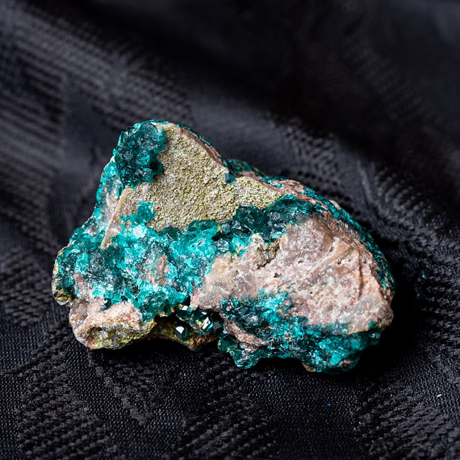 〔一点物〕ダイオプテーズ　翠銅鉱　原石　天然石　コンゴ産〔36g〕 2 - 別の角度からの写真です