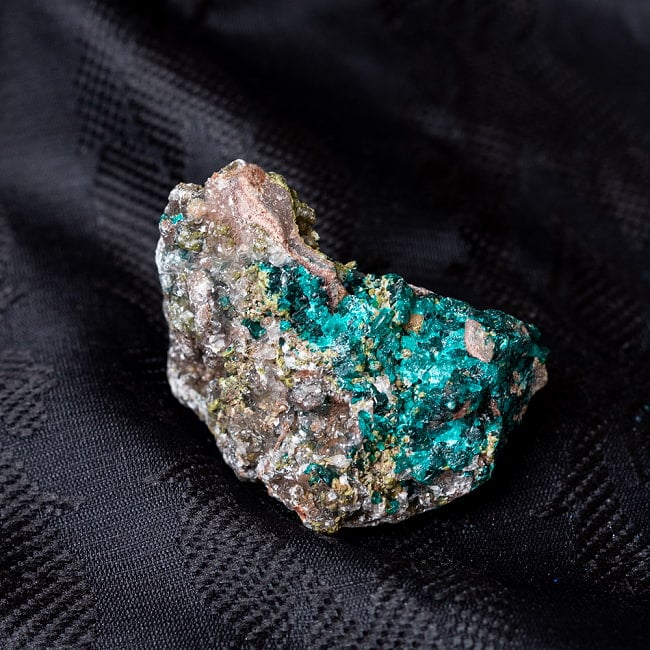 〔一点物〕ダイオプテーズ　翠銅鉱　原石　天然石　コンゴ産〔36g〕の写真Dioptase,原石,天然石,ハートチャクラ,パワーストーン,タロットカード,オラクルカード,浄化,エメラルドグリーン,クリスタル