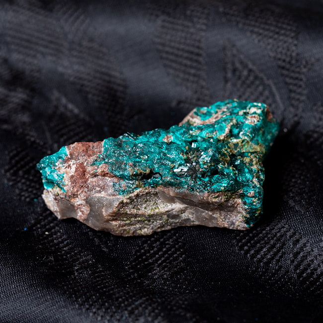 〔一点物〕ダイオプテーズ　翠銅鉱　原石　天然石　コンゴ産〔38g〕 2 - 別の角度からの写真です