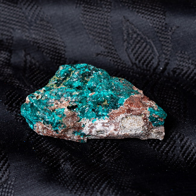 〔一点物〕ダイオプテーズ　翠銅鉱　原石　天然石　コンゴ産〔38g〕の写真Dioptase,原石,天然石,ハートチャクラ,パワーストーン,タロットカード,オラクルカード,浄化,エメラルドグリーン,クリスタル