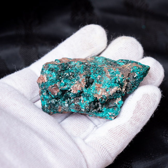 〔一点物〕ダイオプテーズ　翠銅鉱　原石　天然石　コンゴ産〔75g〕 6 - このくらいのサイズ感となります