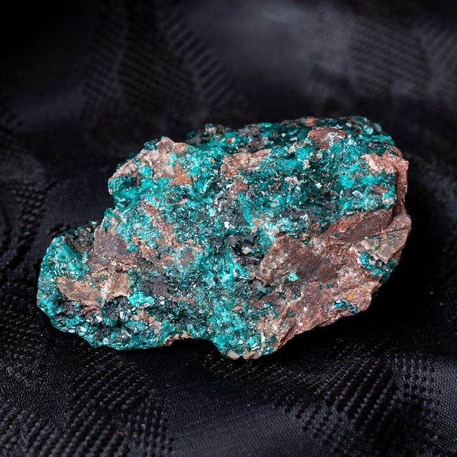 〔一点物〕ダイオプテーズ　翠銅鉱　原石　天然石　コンゴ産〔75g〕の写真Dioptase,原石,天然石,ハートチャクラ,パワーストーン,タロットカード,オラクルカード,浄化,エメラルドグリーン,クリスタル