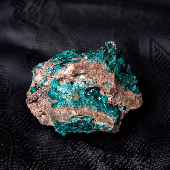 〔一点物〕ダイオプテーズ　翠銅鉱　原石　天然石　コンゴ産〔72g〕の写真Dioptase,原石,天然石,ハートチャクラ,パワーストーン,タロットカード,オラクルカード,浄化,エメラルドグリーン,クリスタル
