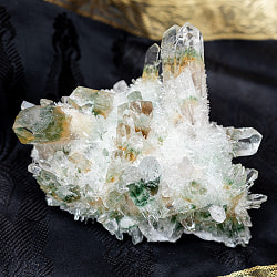 〔一点物〕グリーンガーデンクォーツ　人の手によって育てられた　天然水晶由来　水晶　クラスター〔424g〕の商品写真