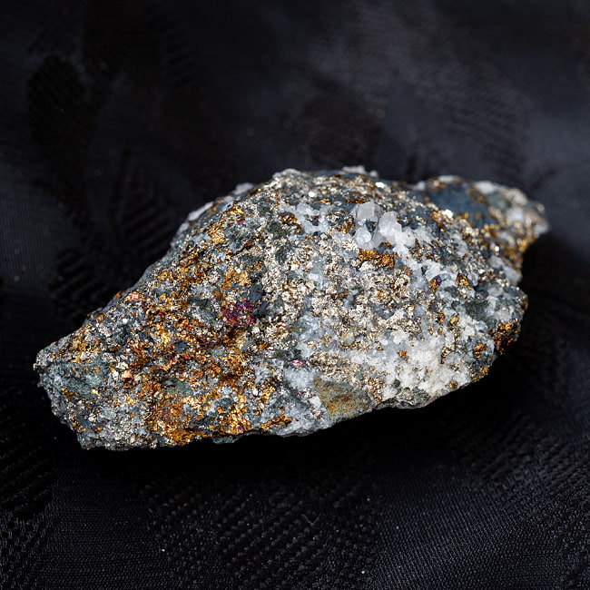 〔一点物〕ボーナイト　水晶付き　黄鉱中の斑銅鉱　　原石　天然石　ニューメキシコ産〔132g〕 2 - 別の角度からの写真です
