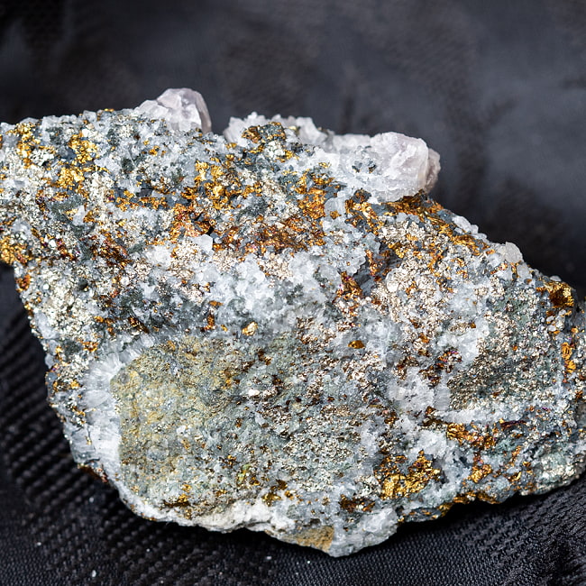 〔一点物〕ボーナイト　水晶付き　黄鉱中の斑銅鉱　　原石　天然石　ニューメキシコ産〔132g〕 4 - とても雰囲気があります