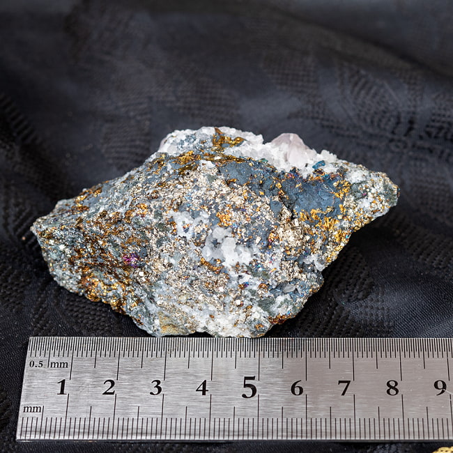 〔一点物〕ボーナイト　水晶付き　黄鉱中の斑銅鉱　　原石　天然石　ニューメキシコ産〔132g〕 5 - ものさしとのサイズ比較です