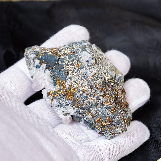 〔一点物〕ボーナイト　水晶付き　黄鉱中の斑銅鉱　　原石　天然石　ニューメキシコ産〔132g〕 6 - このくらいのサイズ感となります