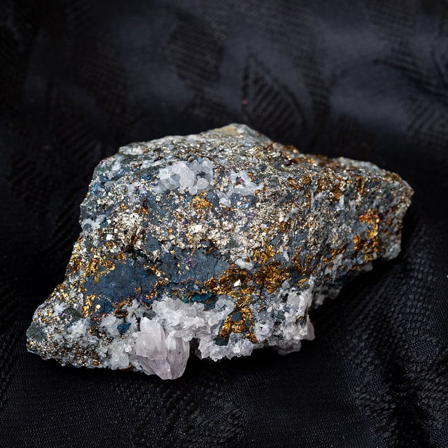 〔一点物〕ボーナイト　水晶付き　黄鉱中の斑銅鉱　　原石　天然石　ニューメキシコ産〔132g〕の写真1枚目です。世界に一つしかない、原石です。ブルナイト,石英,水晶,原石,天然石,パワーストーン,タロットカード,オラクルカード,浄化