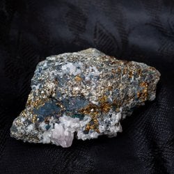 〔一点物〕ボーナイト 水晶付き 黄鉱中の斑銅鉱  原石 天然石 ニューメキシコ産〔132g〕