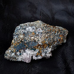 〔一点物〕ボーナイト　水晶付き　黄鉱中の斑銅鉱　　原石　天然石　ニューメキシコ産〔132g〕の商品写真