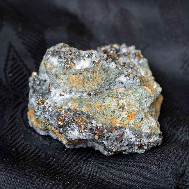 〔一点物〕ボーナイト　水晶付き　黄鉱中の斑銅鉱　　原石　天然石　ニューメキシコ産〔101g〕 2 - 別の角度からの写真です