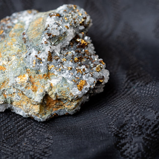 〔一点物〕ボーナイト　水晶付き　黄鉱中の斑銅鉱　　原石　天然石　ニューメキシコ産〔101g〕 3 - 拡大写真です