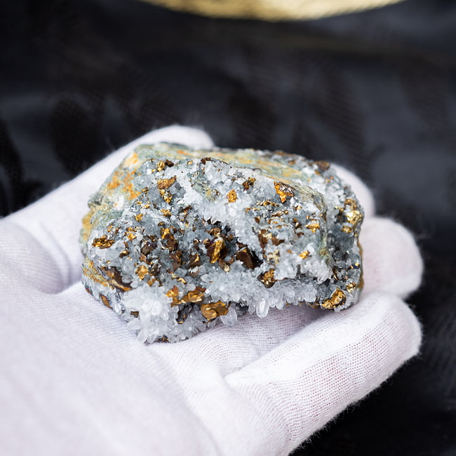 〔一点物〕ボーナイト　水晶付き　黄鉱中の斑銅鉱　　原石　天然石　ニューメキシコ産〔101g〕 6 - このくらいのサイズ感となります