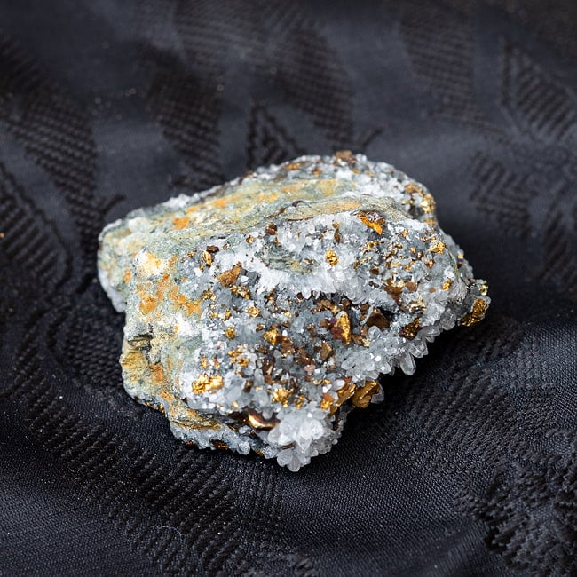〔一点物〕ボーナイト　水晶付き　黄鉱中の斑銅鉱　　原石　天然石　ニューメキシコ産〔101g〕の写真1枚目です。世界に一つしかない、原石です。ブルナイト,石英,水晶,原石,天然石,パワーストーン,タロットカード,オラクルカード,浄化