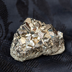 ★特選一石★激安♢強力な邪気払いの石【200gパイライト『黄鉄鉱』さざれ】❤️ 一点物〕パイライト 黄鉄鉱 原石 天然石 スペイン産〔72g〕 の通販