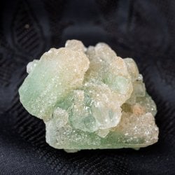 〔一点物〕アポフィライト 魚眼石 原石 天然石 インド・マハラシュトラ州産〔43g〕