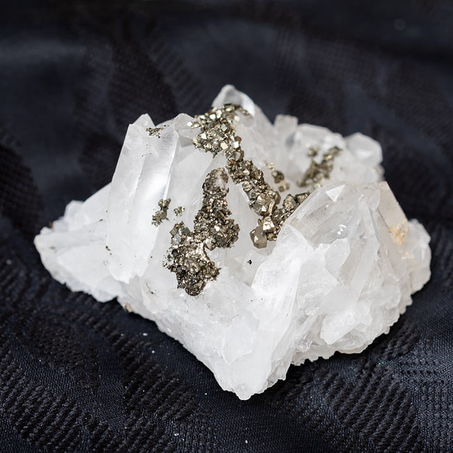 〔一点物〕水晶とパイライト　原石　天然石　ペルー産〔127g〕 2 - 別の角度からの写真です