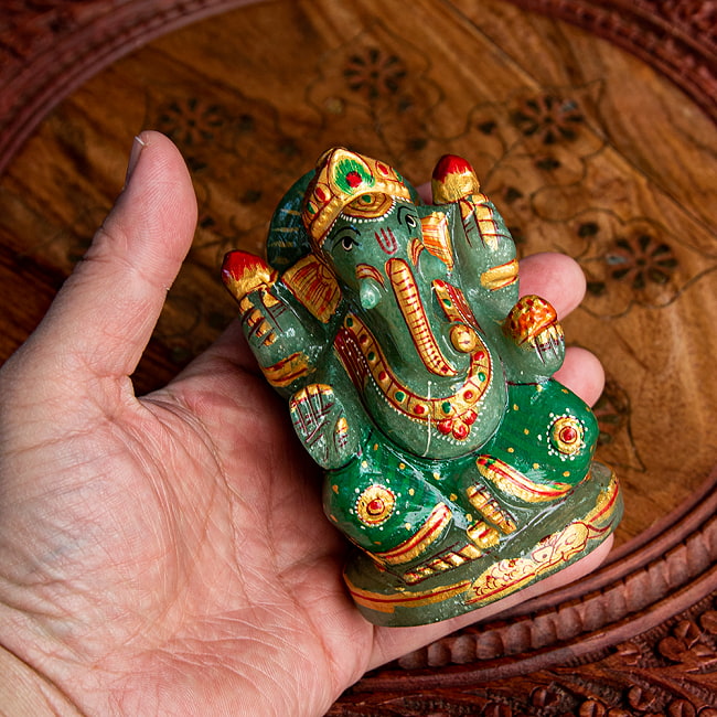 【一点物・天然石】手彫りのアングリ・ガネーシャ(インド翡翠) - 約10.5cm 7 - 手に取るとこれくらいのサイズ感です。