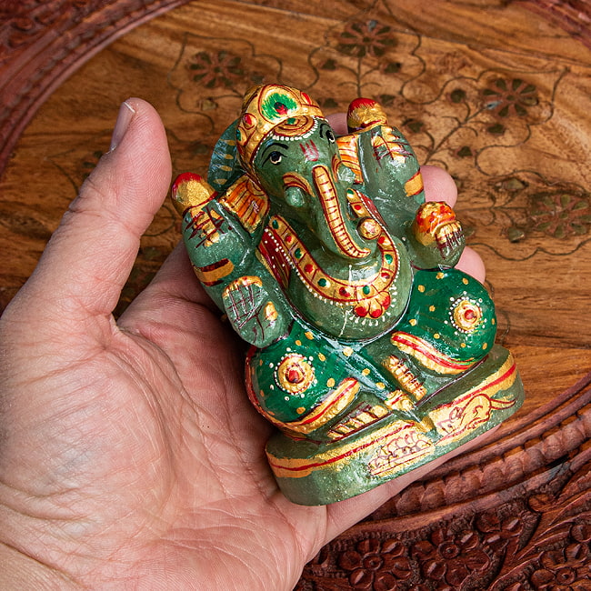 【一点物・天然石】手彫りのアングリ・ガネーシャ(インド翡翠) - 約10.5cm 7 - 手に取るとこれくらいのサイズ感です。