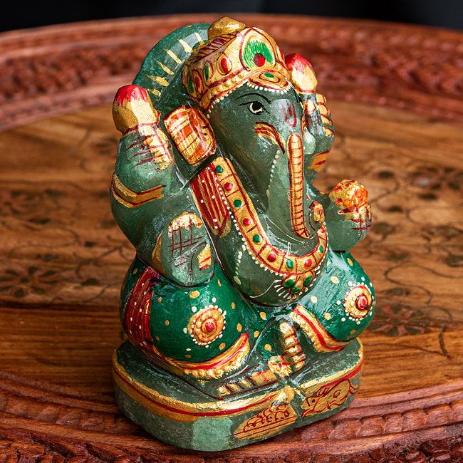 【一点物・天然石】手彫りのアングリ・ガネーシャ（インド翡翠） - 約10cm 4 - 膝周りには、ガネーシャの乗り物であるネズミがさり気なく描かれています。