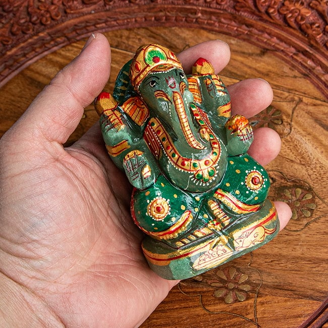 【一点物・天然石】手彫りのアングリ・ガネーシャ（インド翡翠） - 約10cm 7 - 手に取るとこれくらいのサイズ感です。