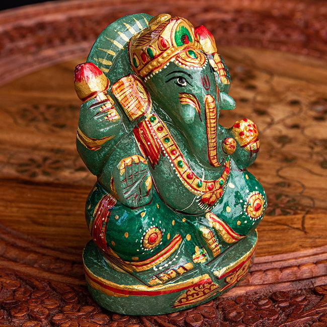 【一点物・天然石】手彫りのアングリ・ガネーシャ（インド翡翠） - 約10.5cm 4 - 膝周りには、ガネーシャの乗り物であるネズミがさり気なく描かれています。